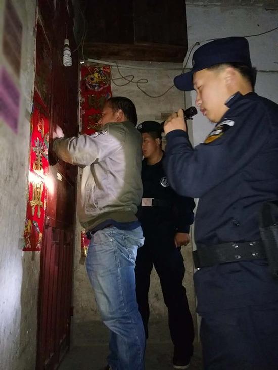 从江县粗心妈妈误将幼女锁家中 民警全城寻开锁师傅开门