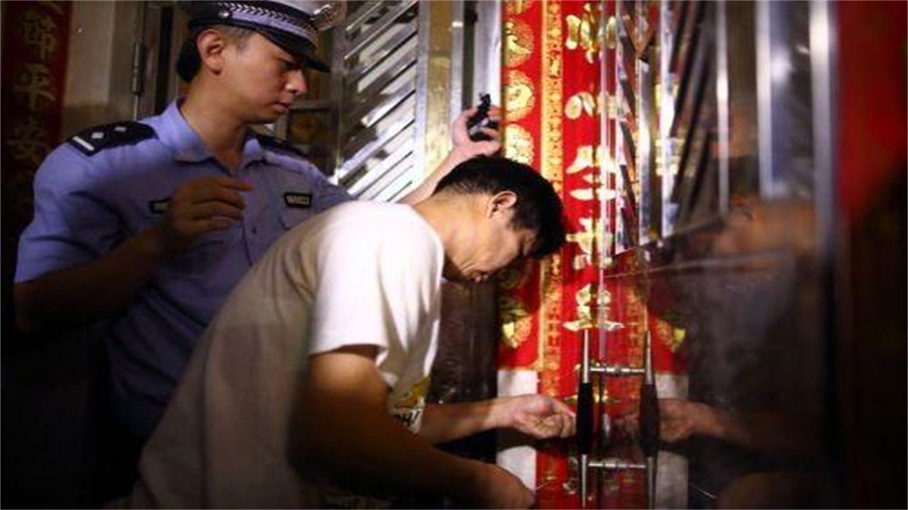 从江县请开锁师傅开了锁后，师傅为什么一般都不进门，就算主人请也不进去？